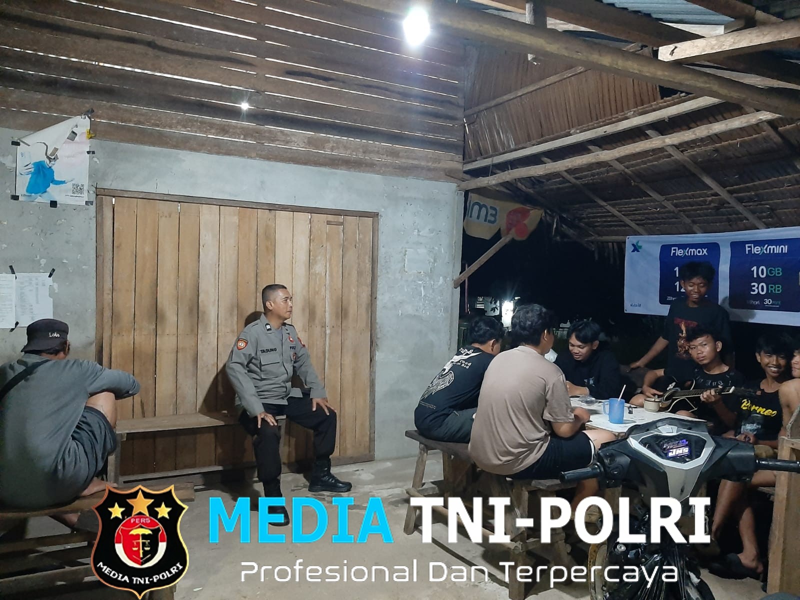 Warga Asyik Nongkrong hingga Larut Malam, Tiba-Tiba Polisi Datang Berikan Pesan Penting Ini