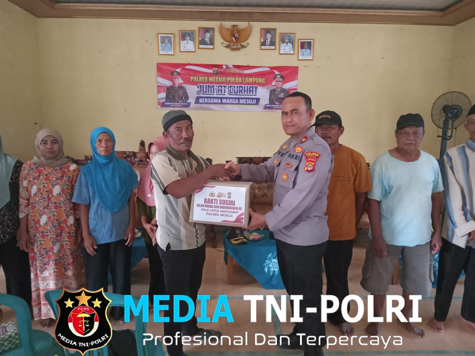 Jajaran Polres Mesuji Laksanakan “Jumat Curhat” dan Salurkan Bantuan Sembako bagi Warga Kurang Mampu di Desa Margo Makmur