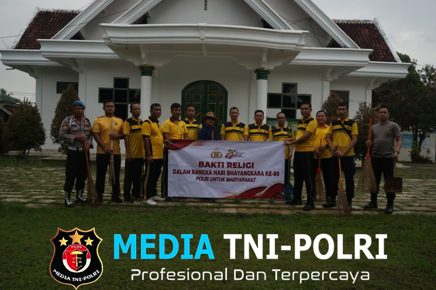 Jajaran Polres Mesuji Laksanakan Bhakti Religi Bersihkan Tempat Ibadah, Sambut Hari Bhayangkara ke-80 Tahun 2026