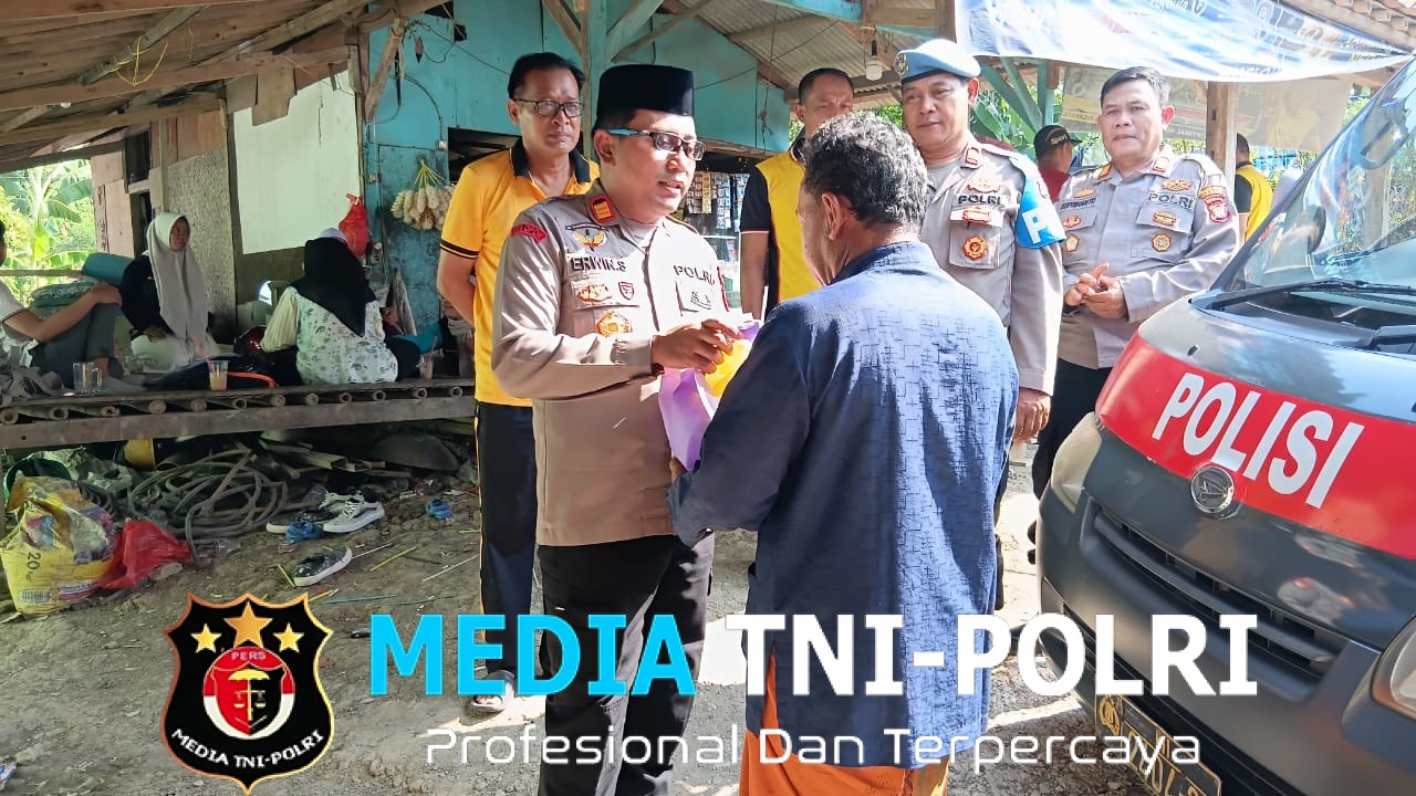 Jaga Jakarta Jaga Bekasi, Polsek Cikarang Selatan Salurkan Sembako dan Kursi Roda untuk Warga