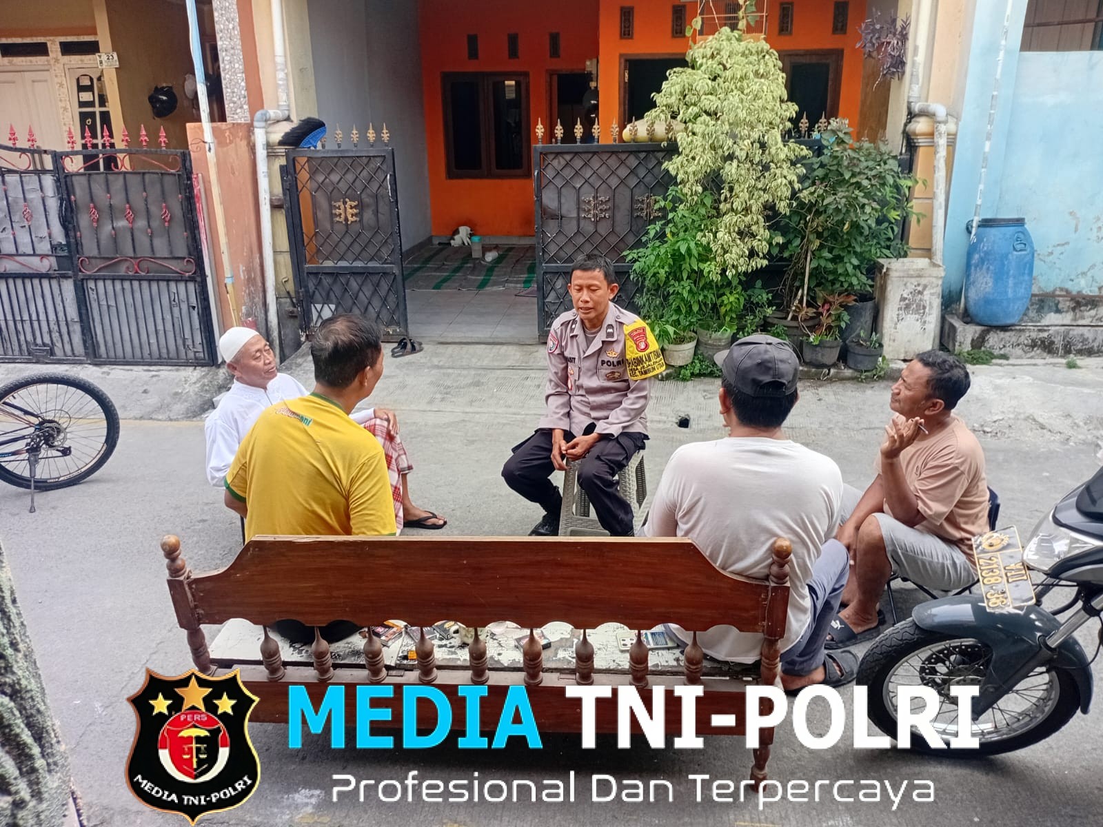 Jaga Jakarta Jaga Bekasi, Bhabinkamtibmas Tambun Utara Sambangi Tokoh Agama dan Masyarakat di Jejalenjaya
