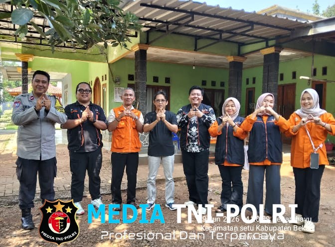 Jaga Jakarta Jaga Bekasi, Bhabinkamtibmas Setu Dampingi Pendataan Sensus Ekonomi Desa di Kertarahayu