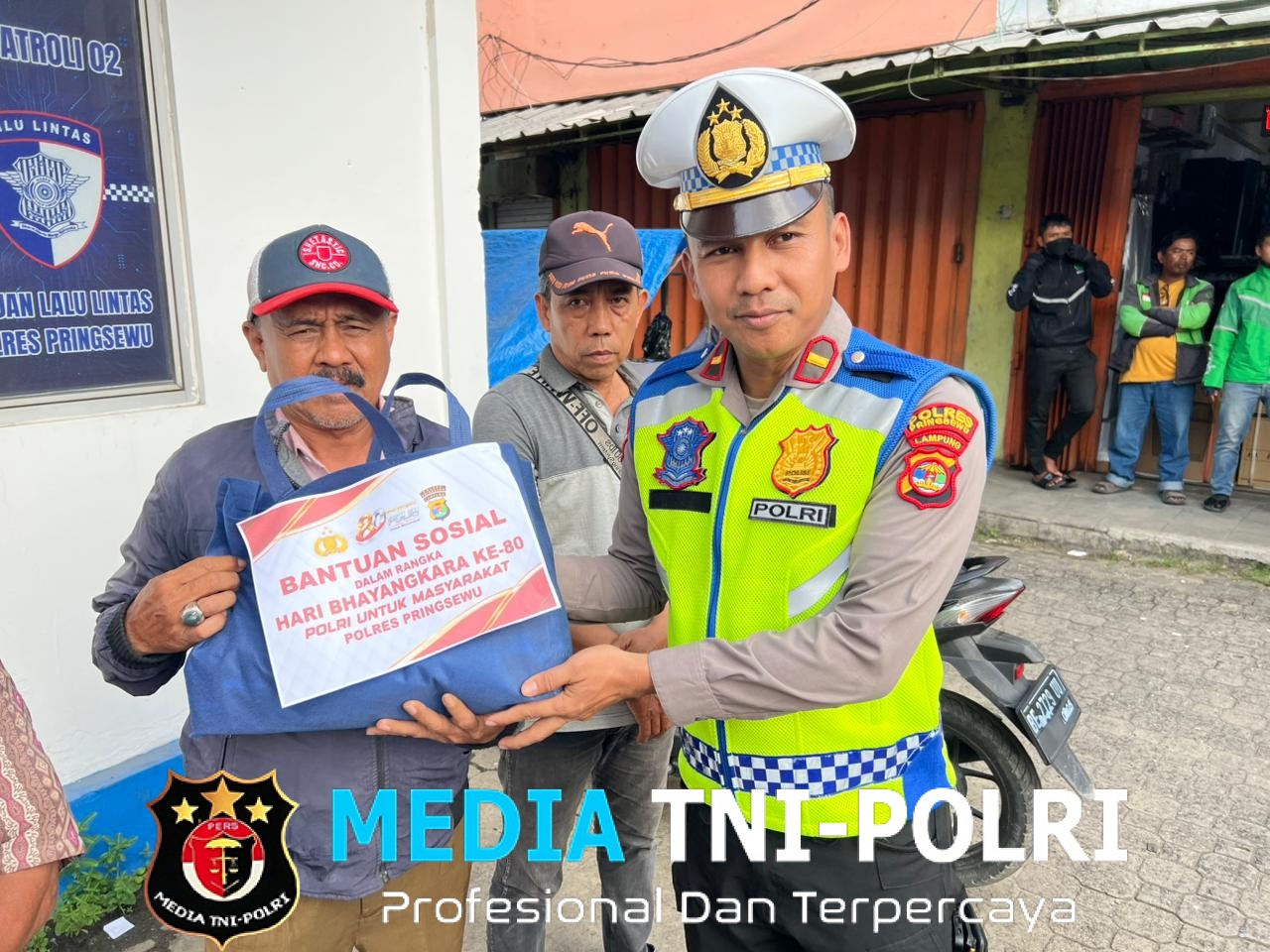 Sambut Hari Bhayangkara ke-80, Polres Pringsewu Berbagi Sembako untuk Ojol dan Opang