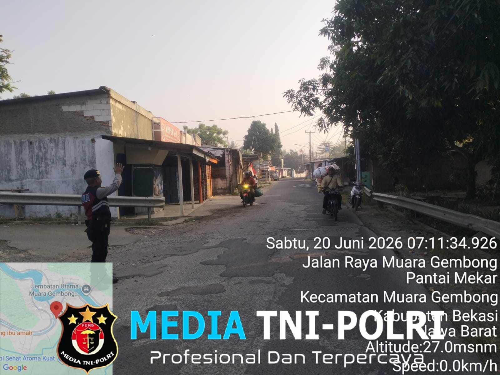 Pagi Muara Gembong Mulai Bergerak, Polisi Hadir Lancarkan Perjalanan Warga