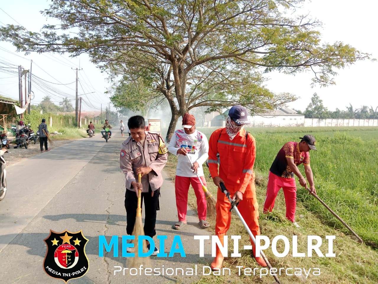 Kerja Bhakti di Jayalaksana, Bhabinkamtibmas dan Warga Rawat Lingkungan untuk Cegah Demam Berdarah