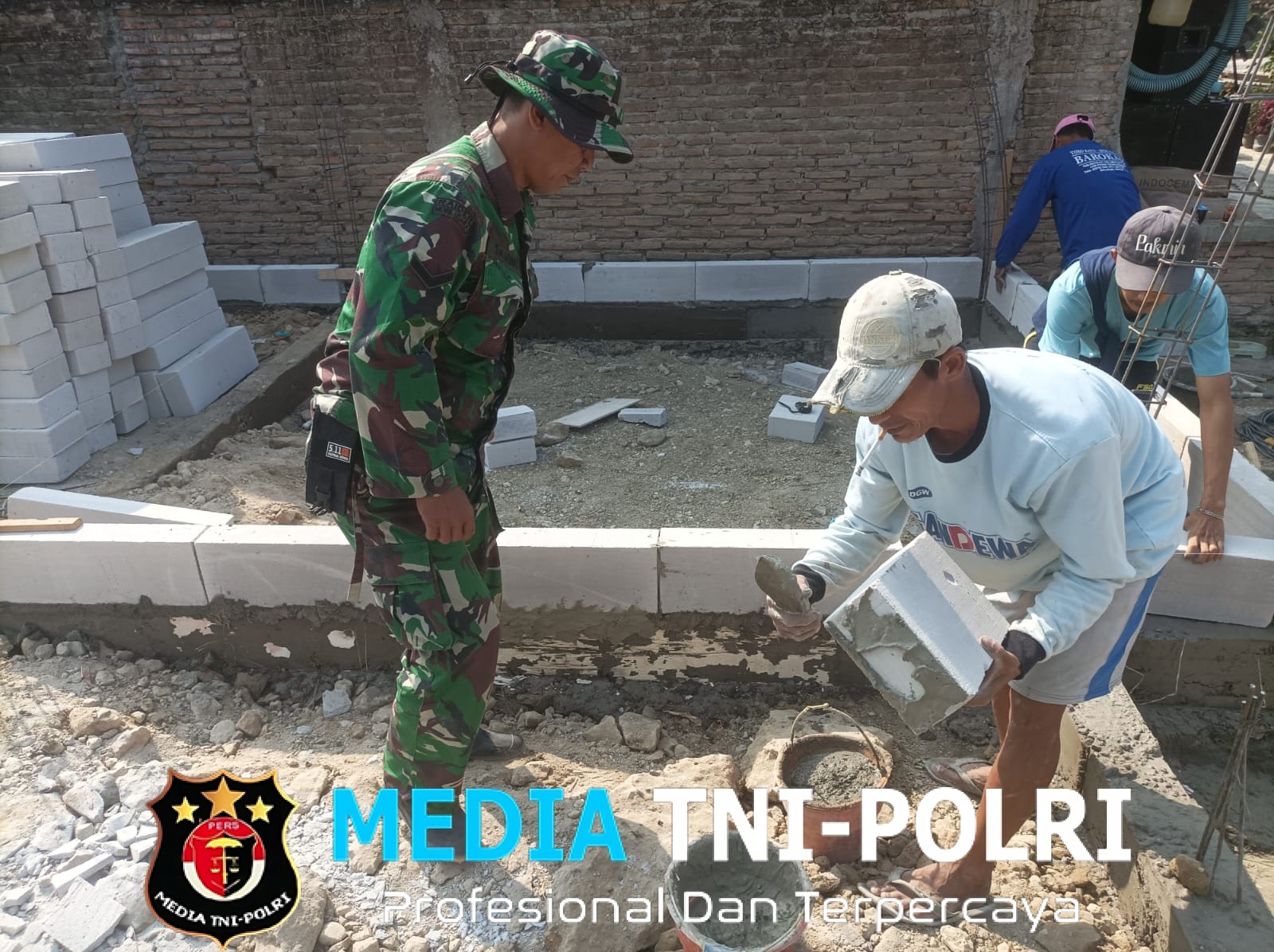Wujud Nyata Kedekatan TNI dengan Rakyat, Babinsa Kemusu Turun Tangan Bantu Warga Bangun Rumah