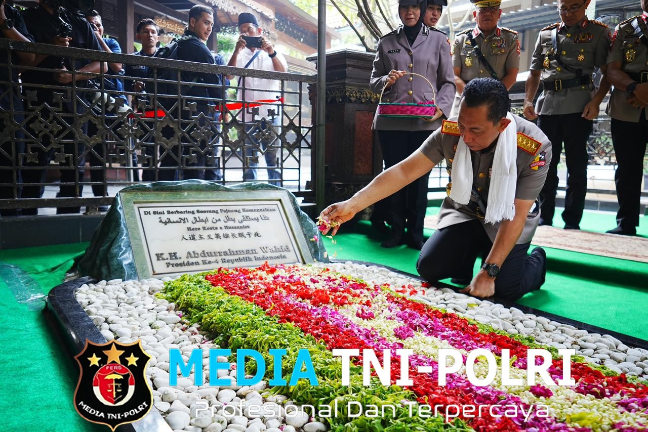 Jelang Hari Bhayangkara, Kapolri Ziarah ke Makam Gus Dur