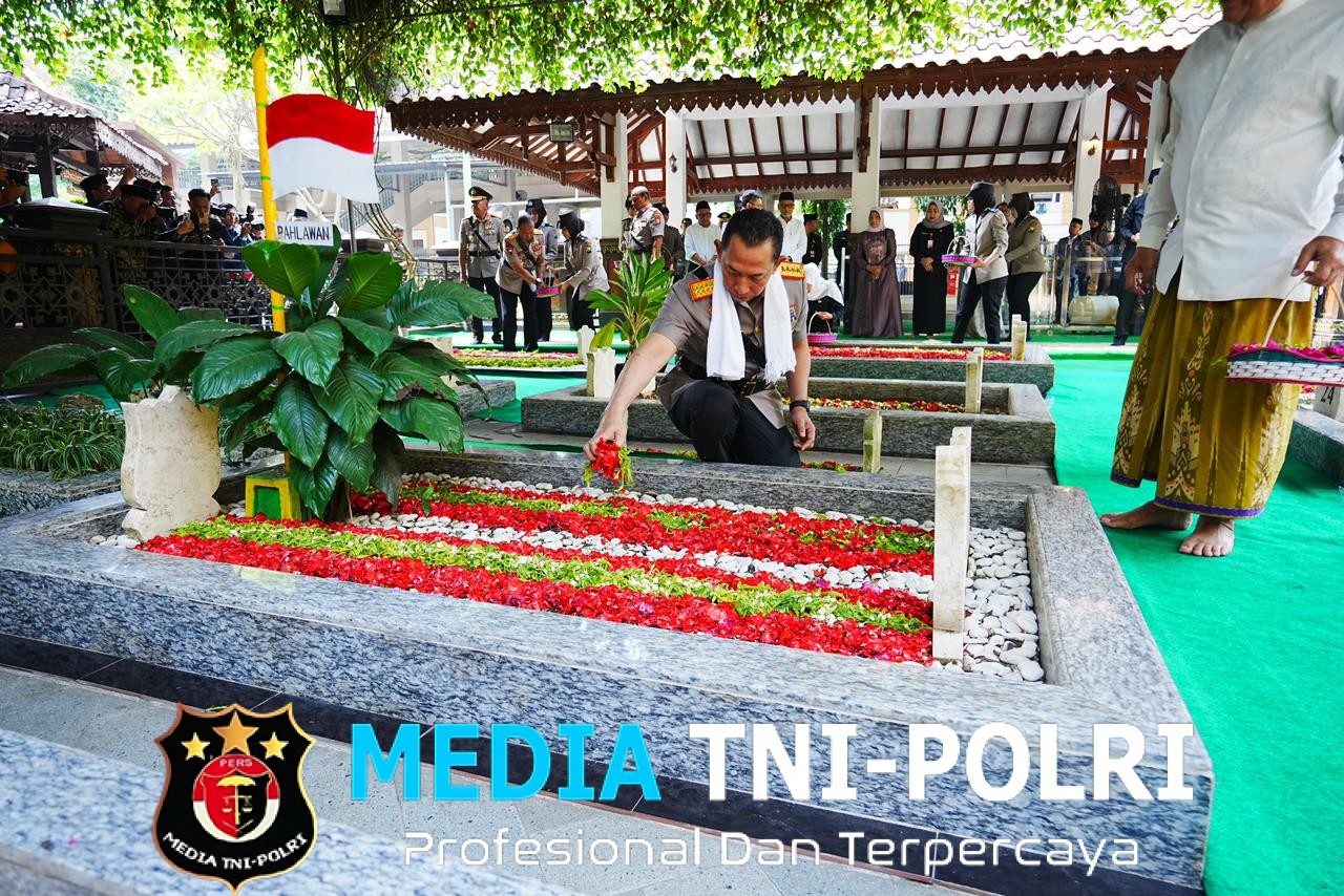 Kapolri Kenang Jejak Reformasi Gus Dur Melalui Ziarah di Tebuireng Jelang Hari Bhayangkara ke-80