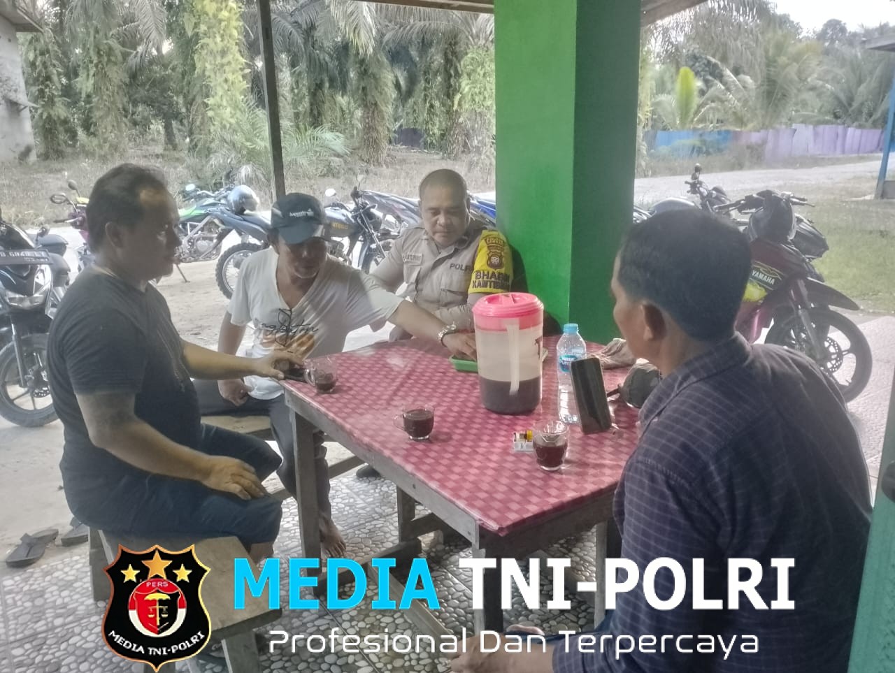 Lewat Sambang Humanis, Bhabinkamtibmas Kuala Behe Bangun Kedekatan dan Jaga Kondusivitas Wilayah