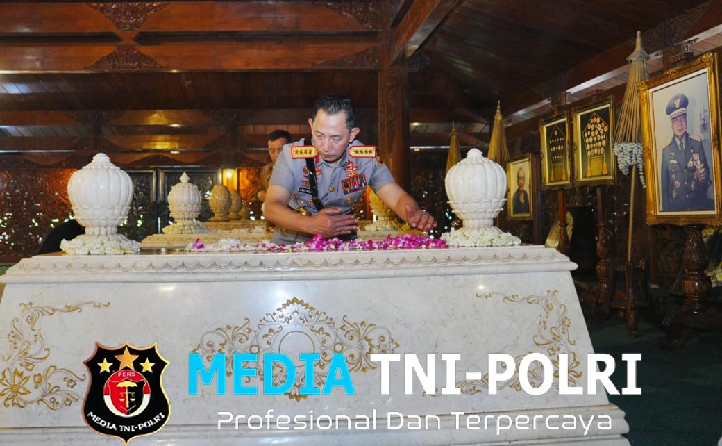 Peringati Hari Bhayangkara ke-80, Kapolri Ziarah ke Makam Presiden ke 2 R.I H.M. Soeharto dan Ibu Tien Soeharto di Astana Giribangun