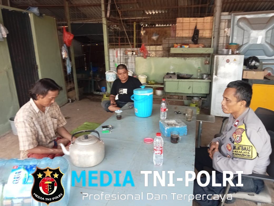 Patroli Dialogis Jaga Jakarta Jaga Bekasi On The Spot, Bhabinkamtibmas Sambangi Warga Mekarjaya