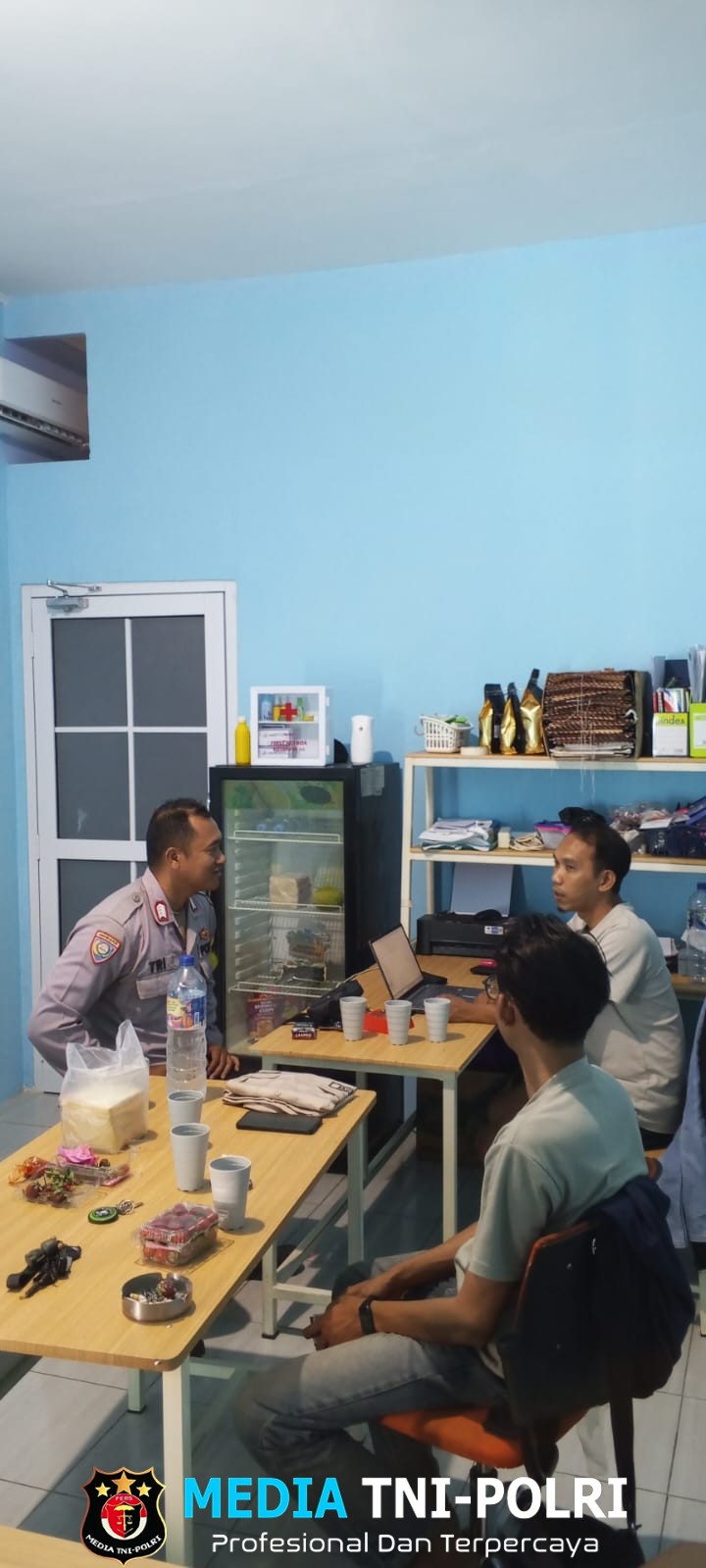 Jaga Jakarta Jaga Bekasi On The Spot, Bhabinkamtibmas Kertasari Sambangi Karyawan SPPG Babakan Pasar