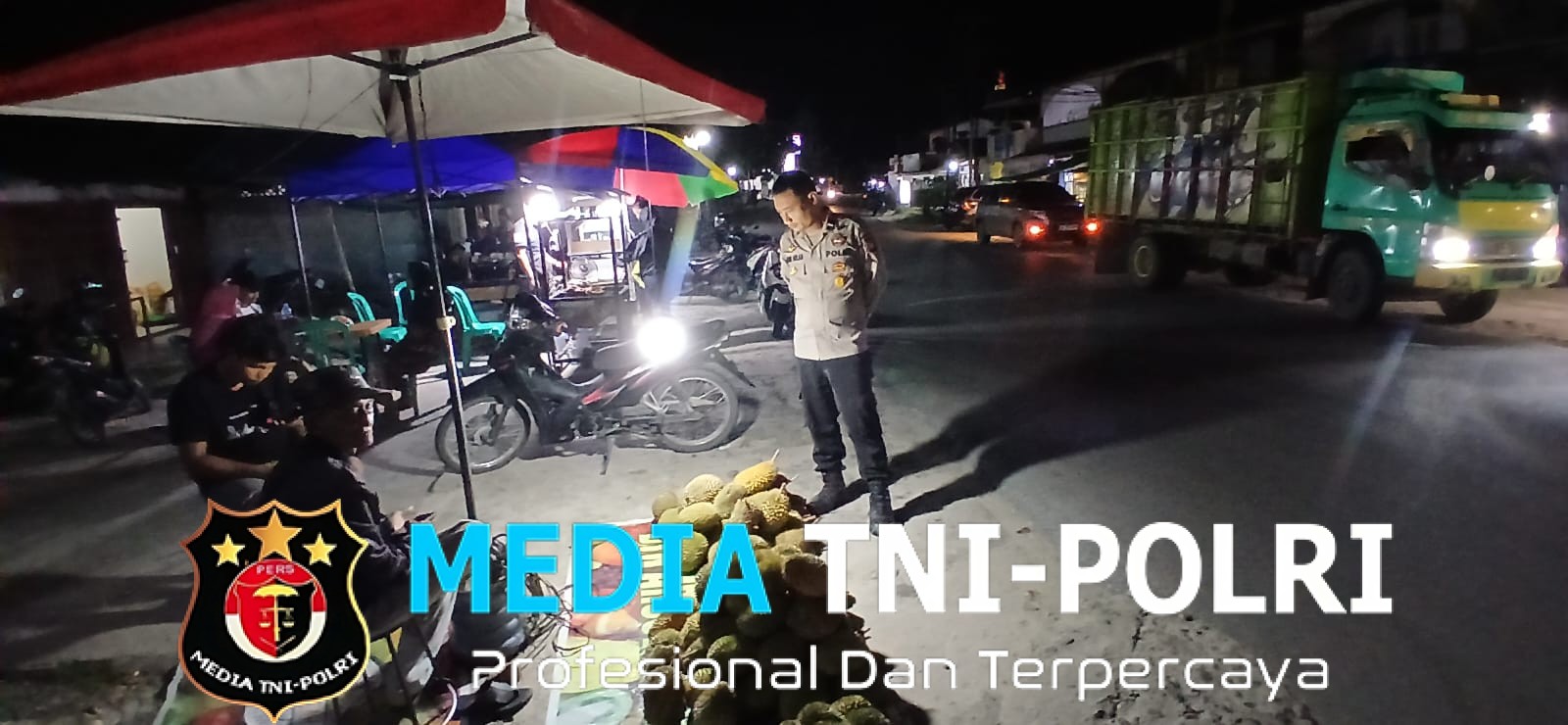 Lapak Durian di Tengah Malam Disambangi Polisi, Pesan Kamtibmas Mengalir Hangat untuk Pedagang