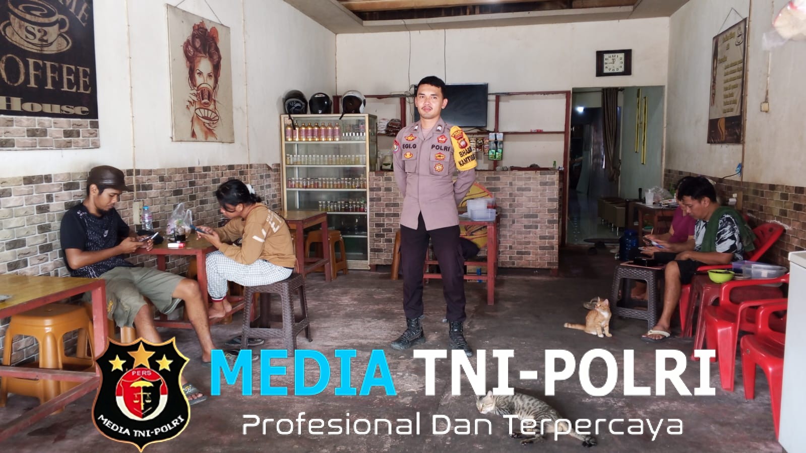 Tak Kenal Hari Libur! Bhabinkamtibmas Sambangi Warga di Warung Kopi, Pastikan Kamtibmas Tetap Terjaga