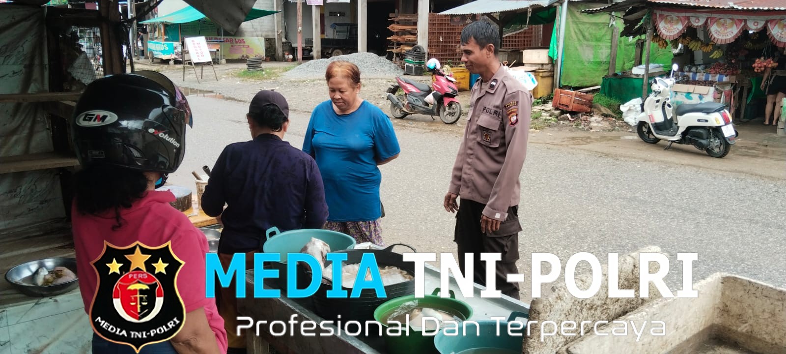 Patroli Siang Berbalut Senyum Polisi Sapa Penjual Ikan, Tegas Ingatkan Bahaya Premanisme