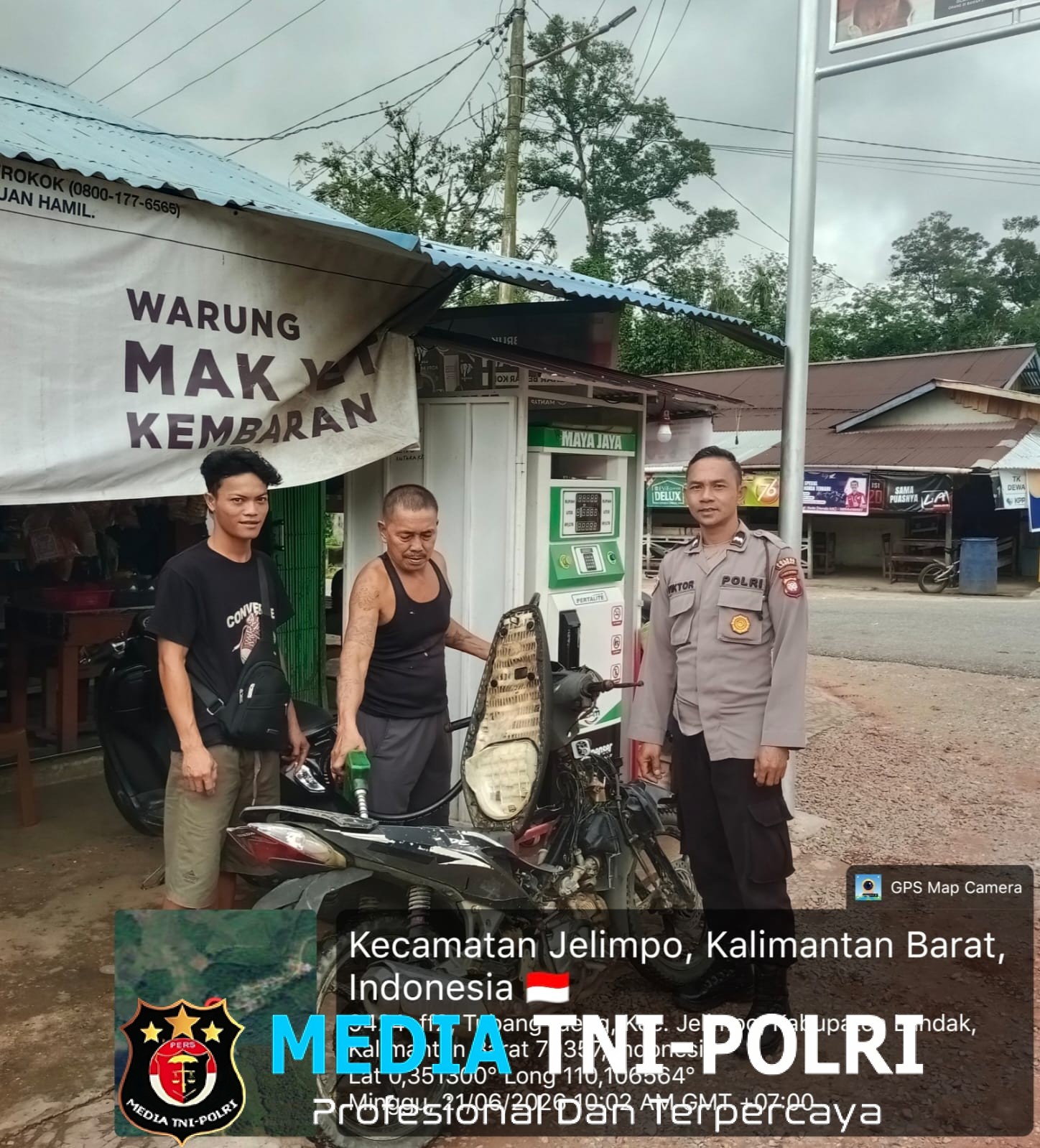 Anggota Polsubsektor Jelimpo Sambangi Warga di Pom Mini, Sampaikan Himbauan Kamtibmas Saat Isi Bensin
