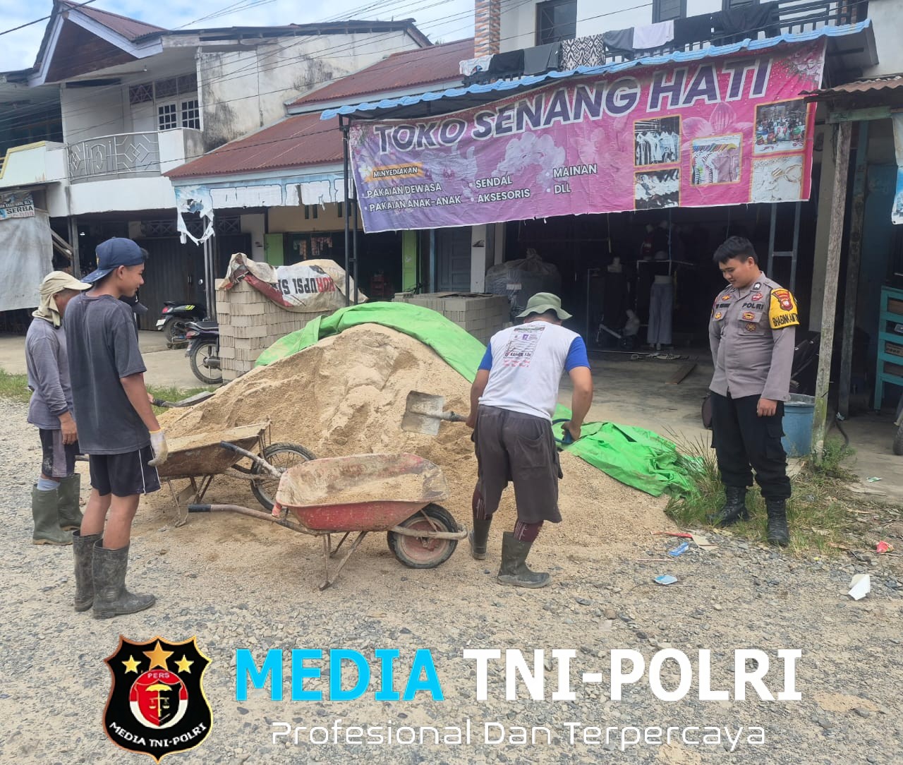 Bhabinkamtibmas Subsektor Sompak Sambangi Pusat Keramaian, Titipkan Pesan Kamtibmas Kepada Warga