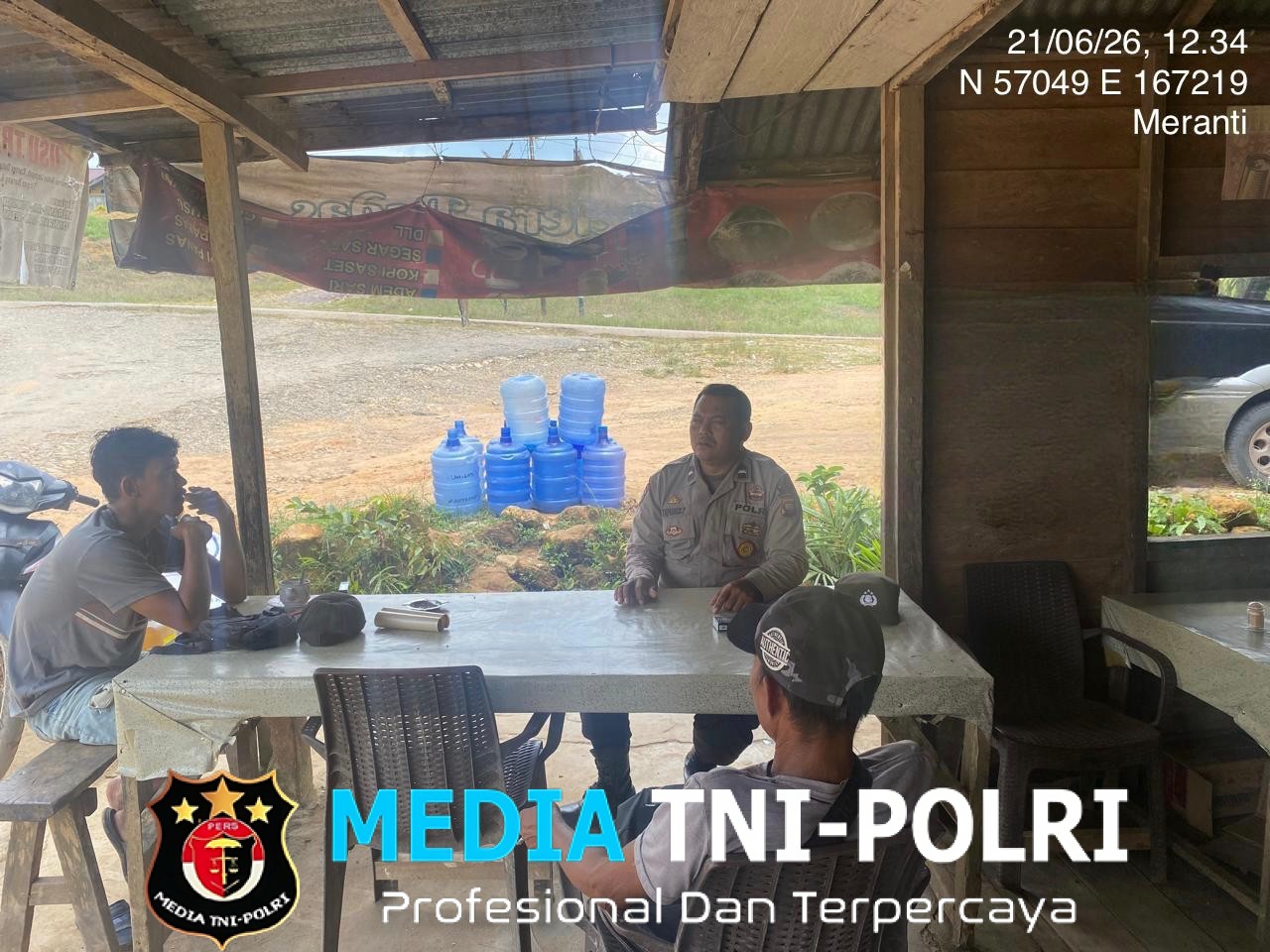 Inovasi Polsek Meranti Himbauan Kamtibmas Diselipkan dalam Obrolan Santai di Warung