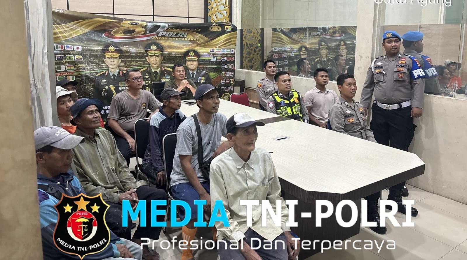 Waka Polres Mesuji Pimpin Nobar Piala Dunia Jepang vs Tunisia Bersama Masyarakat di Aula Sat Reskrim