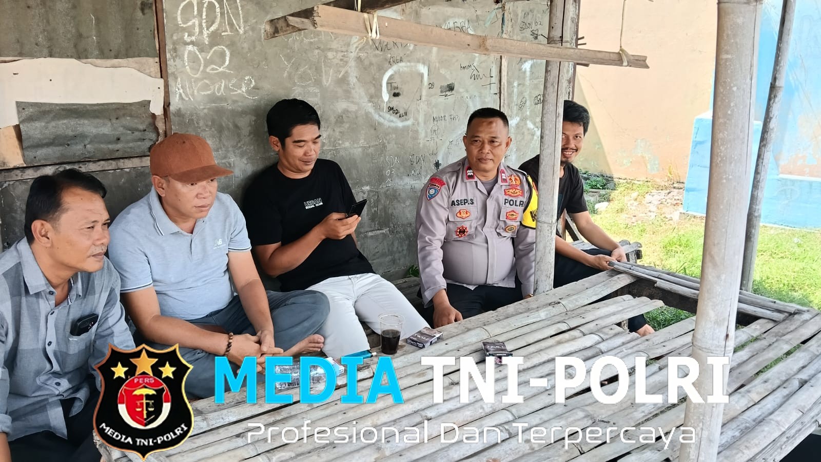 Patroli Dialogis Bhabinkamtibmas Karangharum Ajak Warga Rawat Damai Jelang Pilkades
