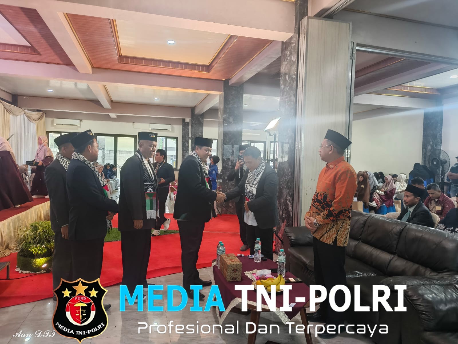 Jaga Jakarta Jaga Bekasi, Bhabinkamtibmas Hadir di Wisuda Santri Daarul Fikri Cikarang Barat