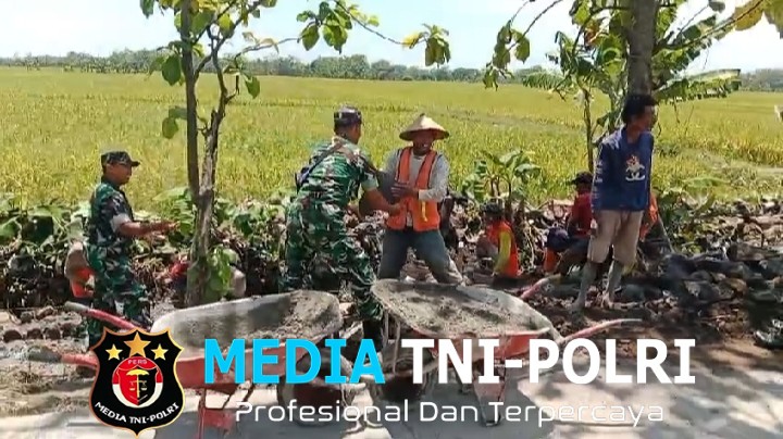 Salut! Babinsa Guworejo Ikut Angkat Batu Demi Talud Irigasi Warga Desa Puro