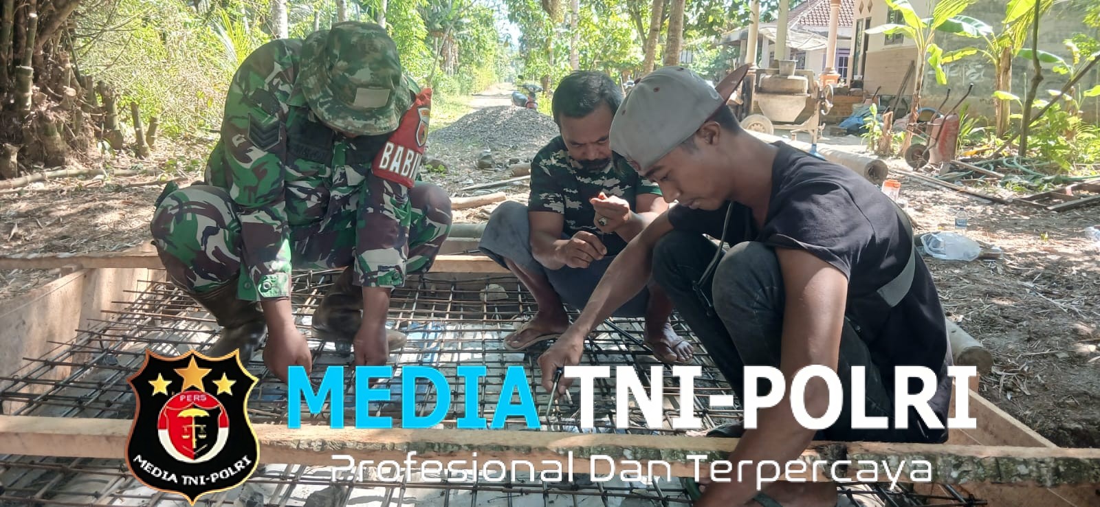 Semangat Kebersamaan Gotong Royong, Babinsa dan Warga Pengecoran Jembatan Jalur Desa