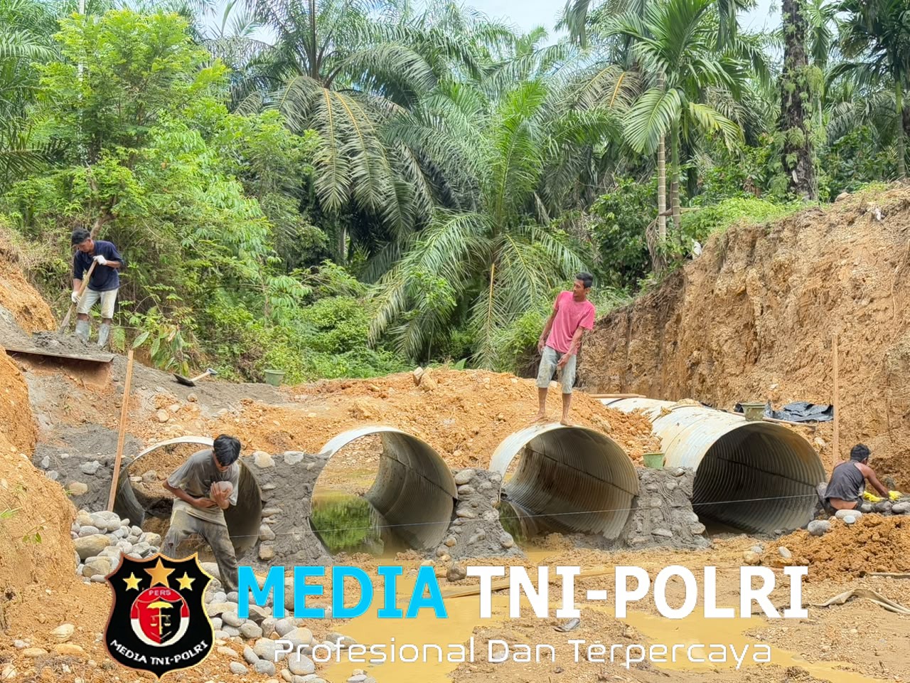 Pembangunan Jembatan Aramco di Seureuke Terus Berlanjut, Babinsa Pantau Pekerjaan di Lapangan