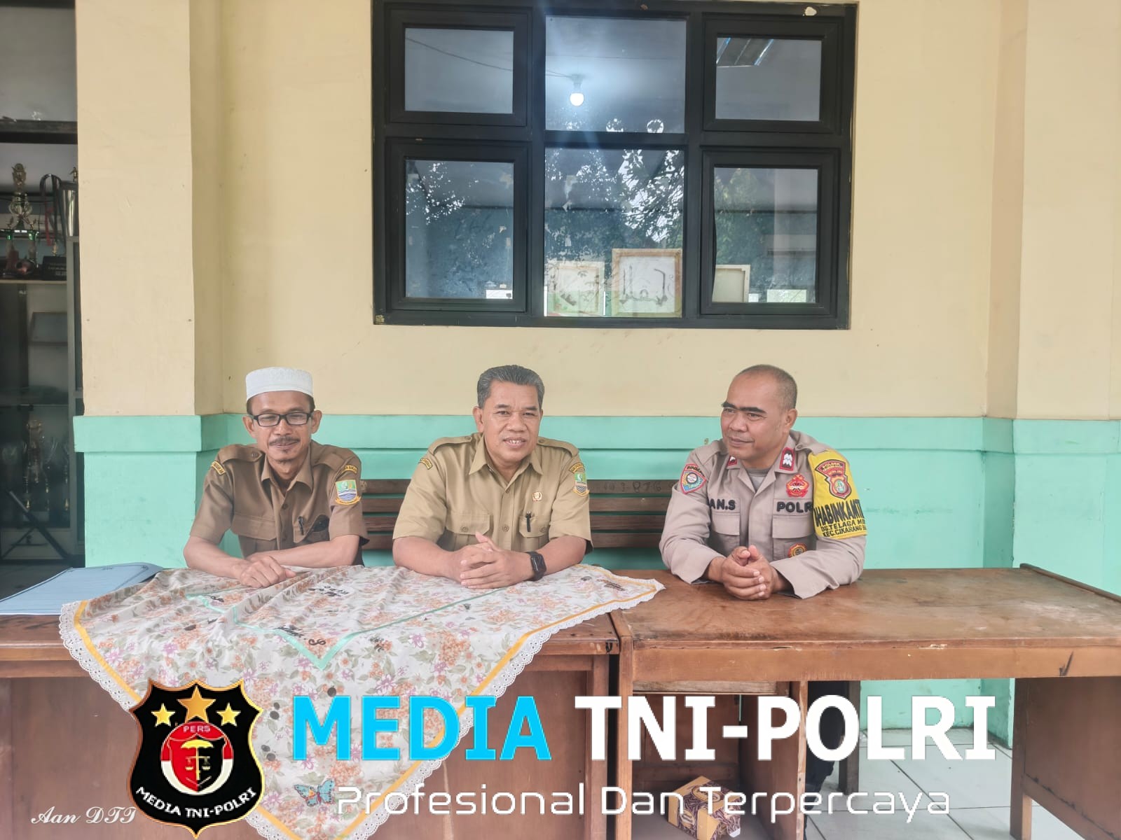 Bhabinkamtibmas Telaga Murni Monitor SPMB SMPN 2 Cikarang Barat