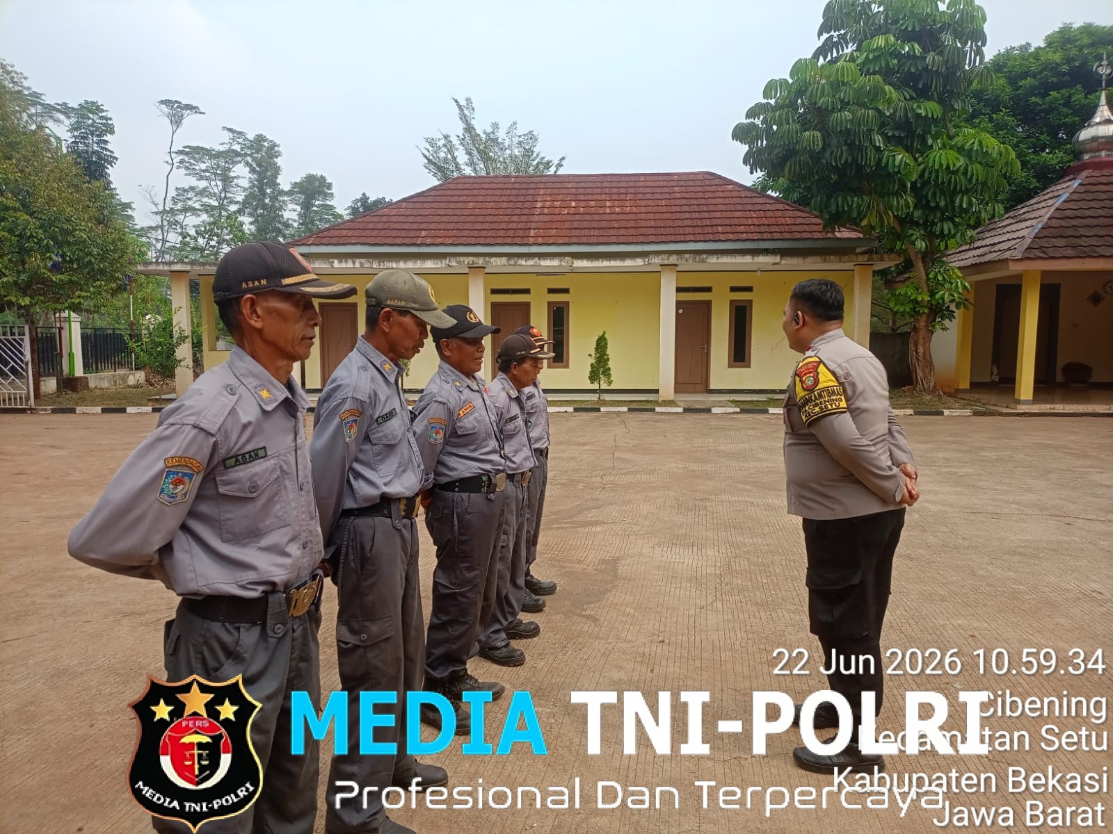 Bhabinkamtibmas Cibening Bekali Linmas Perkuat Kepedulian Lingkungan