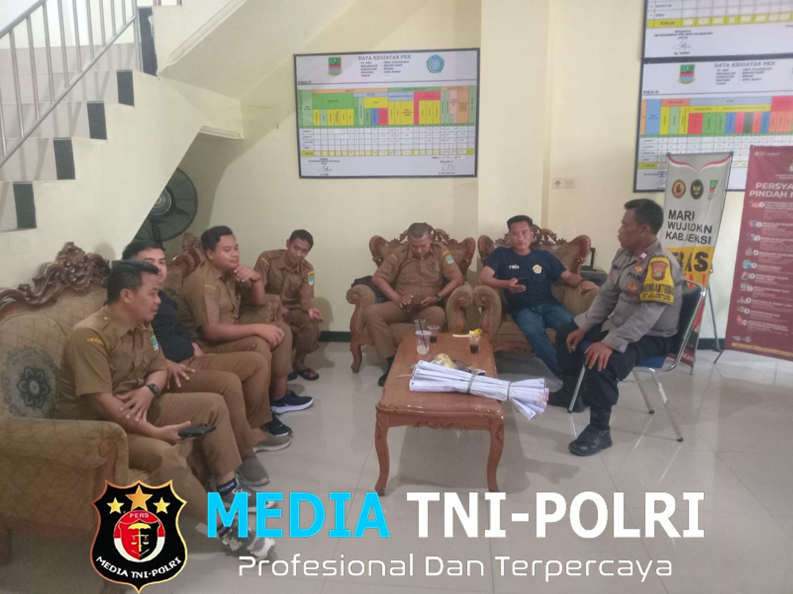 Jaga Jakarta Jaga Bekasi, Bhabinkamtibmas Polsek Serang Baru Sambangi Kantor Desa Cilangkara