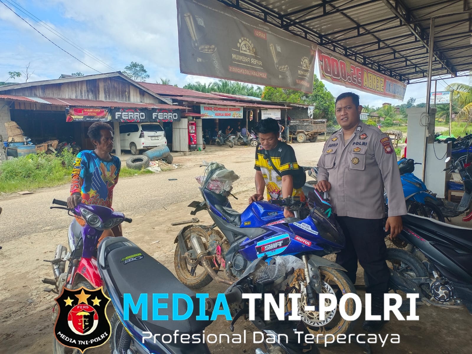 Jalin Silaturahmi Sambil Duduk Santai di Teras Rumah, Kanit Binmas Polsek Sebangki Sampaikan Himbauan Kamtibmas