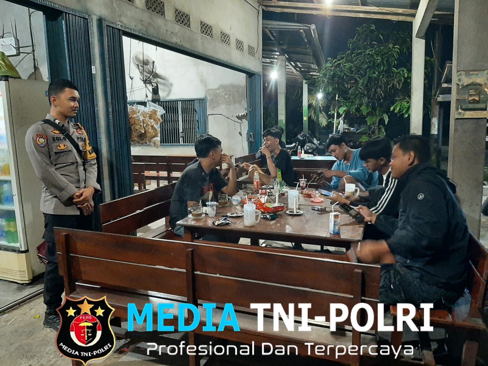 Hangatnya Obrolan Malam Bhabinkamtibmas Sambangi Warga, Himbauan Disampaikan Penuh Kekeluargaan