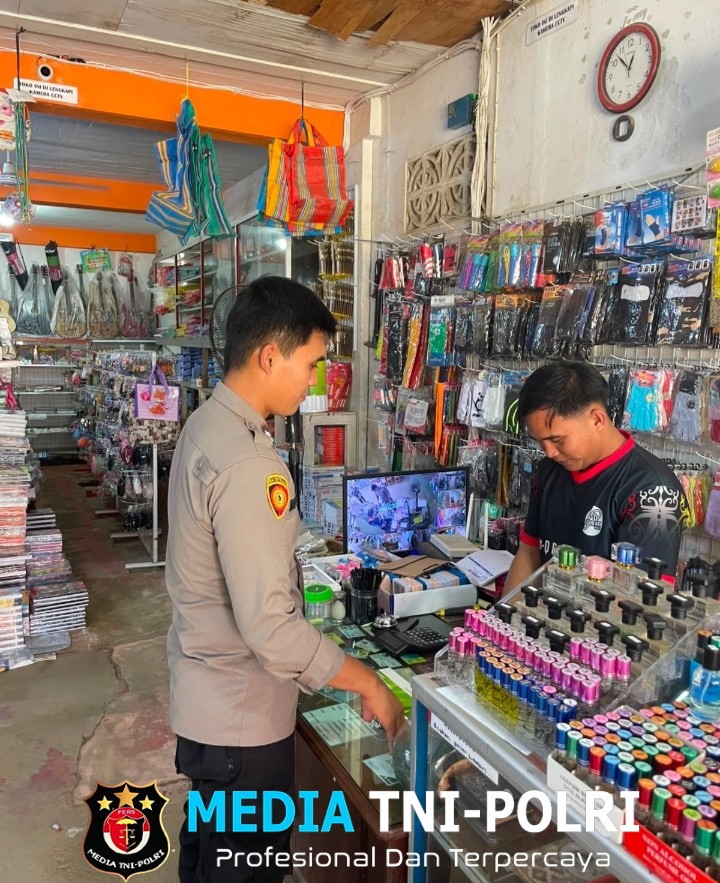 Polisi Hadir di Tengah Warga Himbauan Kamtibmas Disampaikan Langsung ke Pemilik Toko