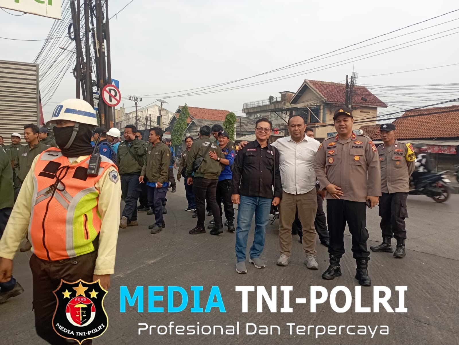Polsek Cikarang Barat Amankan Keberangkatan Ratusan Massa KSPSI ke RS Bhayangkara Lemdiklat Polri