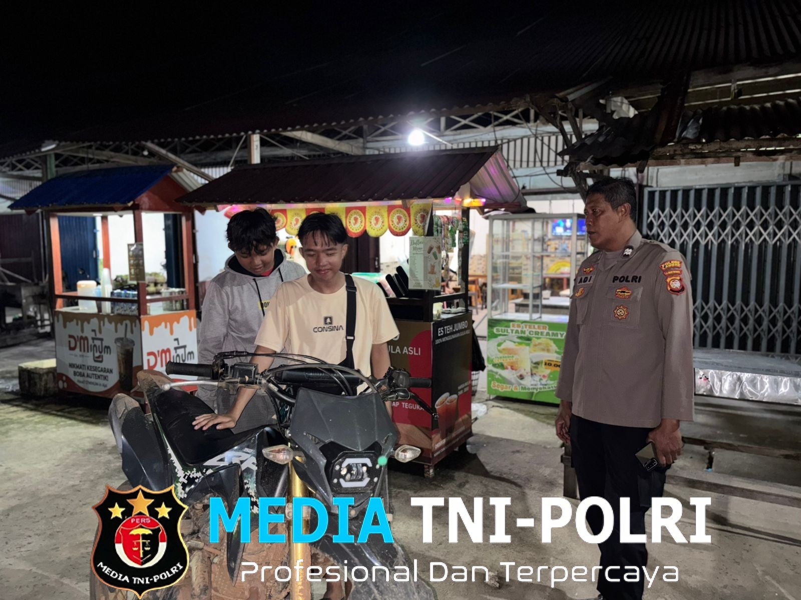 Sentuhan Humanis Polisi di Malam Hari, Dialog Langsung dengan Pemuda yang Hendak Pergi