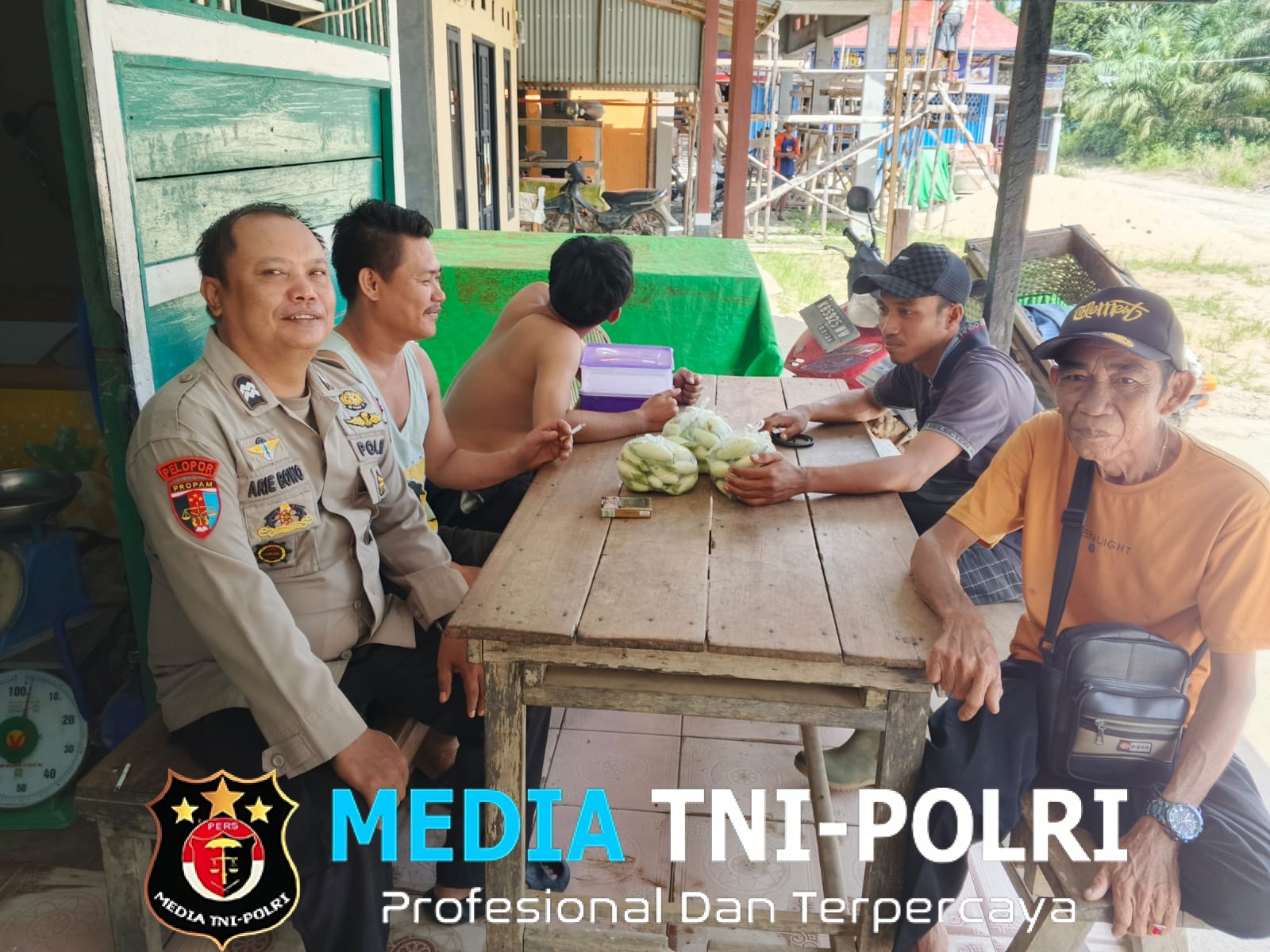 Senyum Polisi Sebangki Sambang Warga Penuh Ceria, Himbauan Kamtibmas Terasa Hangat