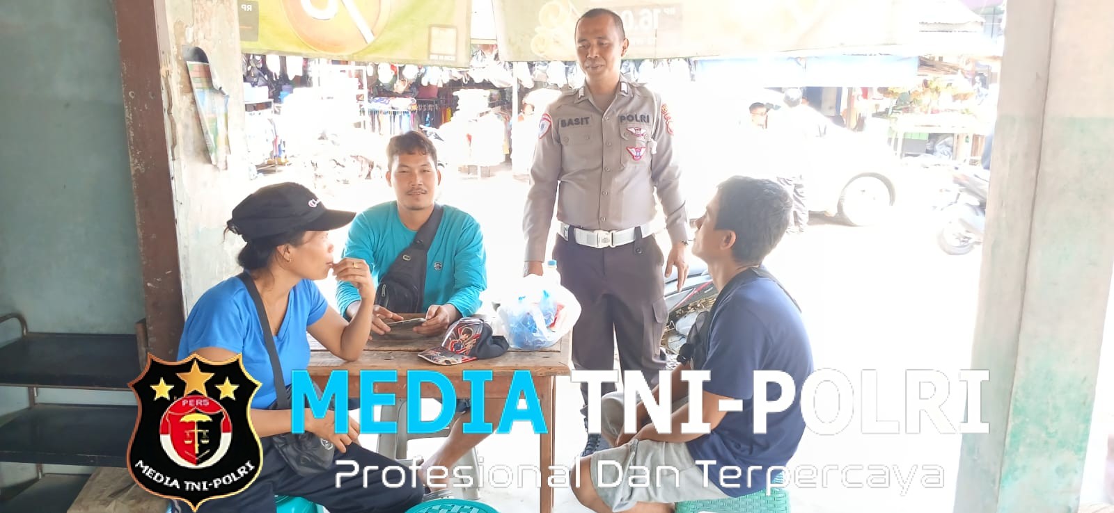 Ngobrol Santai dan Humanis, Kanit Lantas Polsek Mempawah Hulu Sampaikan Pesan Kamtibmas kepada Warga