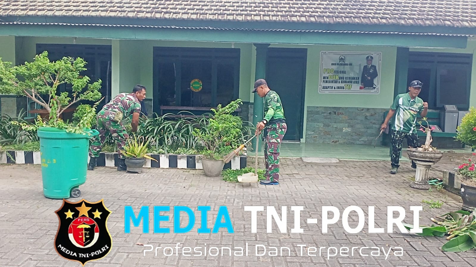 Sinergi dan Jaga Kebersihan, Bati Tuud Pimpin Kerja Bakti Pembersihan Pangkalan Koramil 0825/09 Tegaldlimo