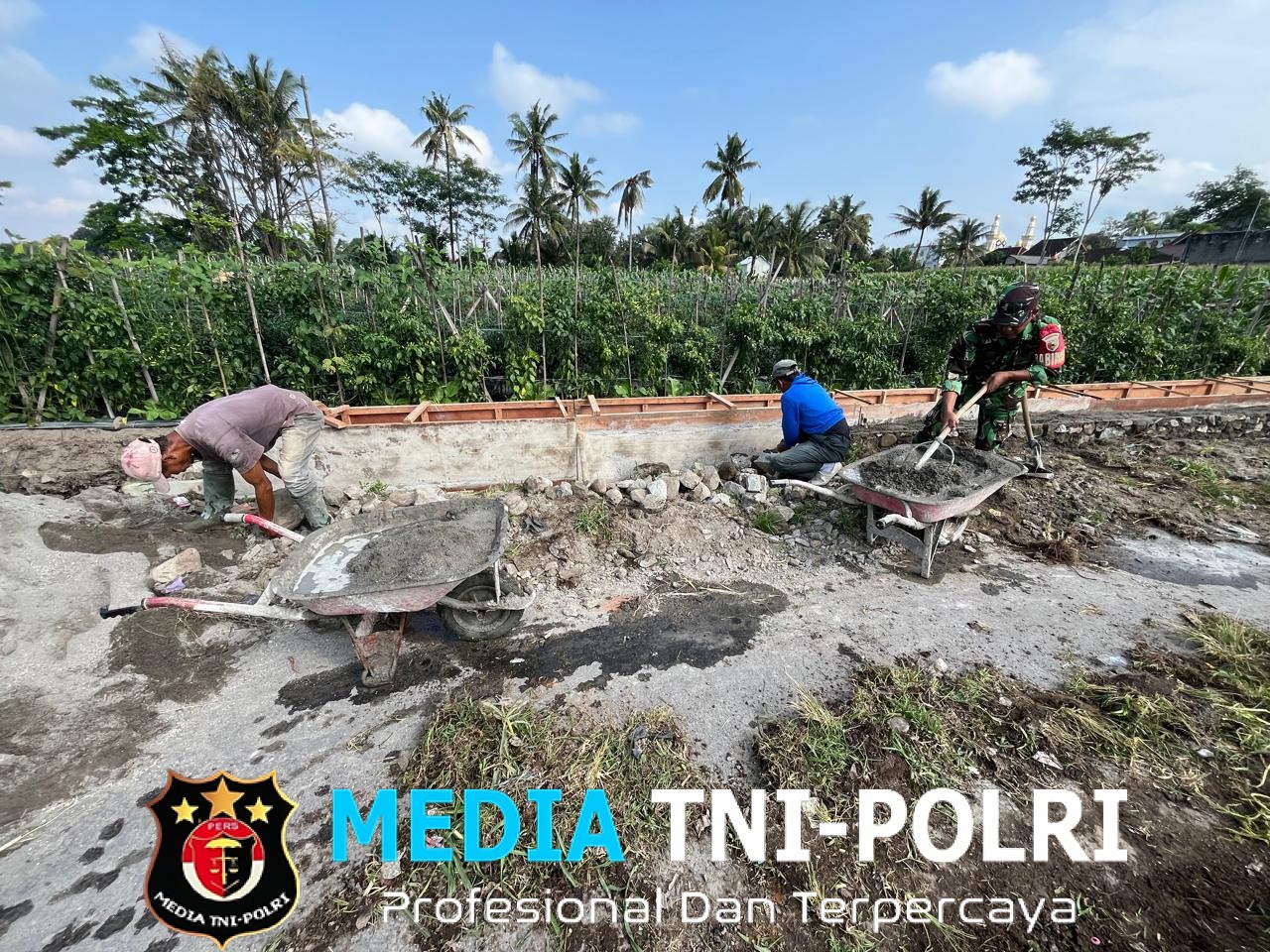 Sinergi TNI manungal Air, Babinsa Krisik Bersama Poktan Nuju Makmur 1 Bangun Jaringan Irigasi Tersier
