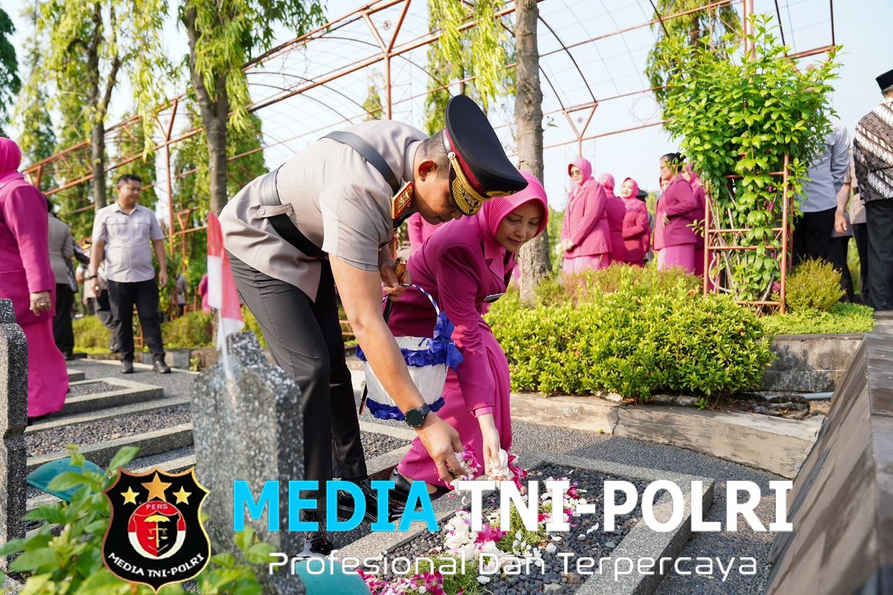 Jelang Hari Bhayangkara ke-80, Kapolda Jateng Pimpin Ziarah dan Tabur Bunga di TMP Giri Tunggal