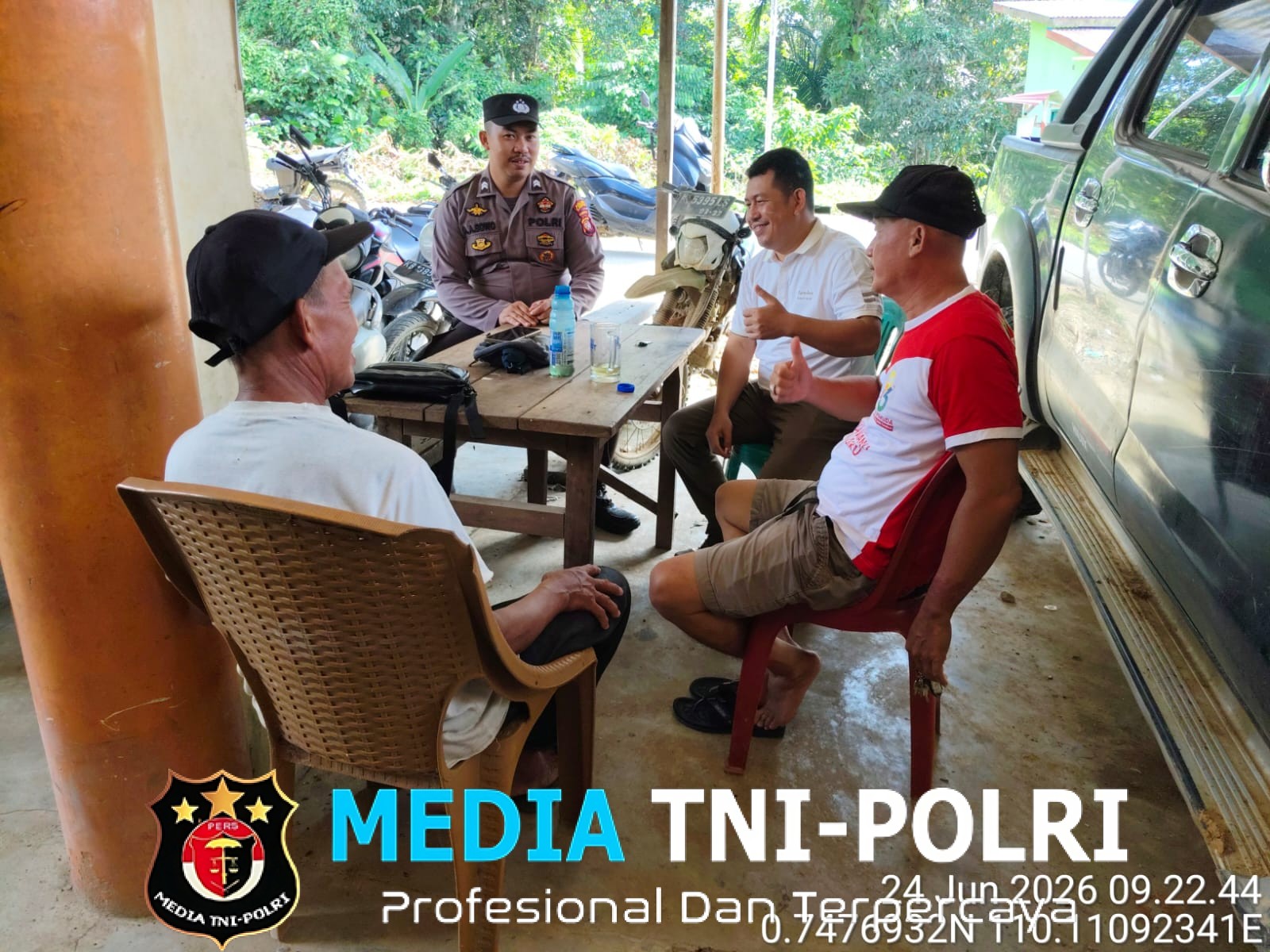 Senyum dan Senda Gurau di Tengah Warga Polsek Air Besar Sambang Sambil Berikan Himbauan Kamtibmas