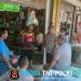 Di Tengah Kesibukan Warga Berbelanja, Polisi Hadir Berikan Rasa Aman