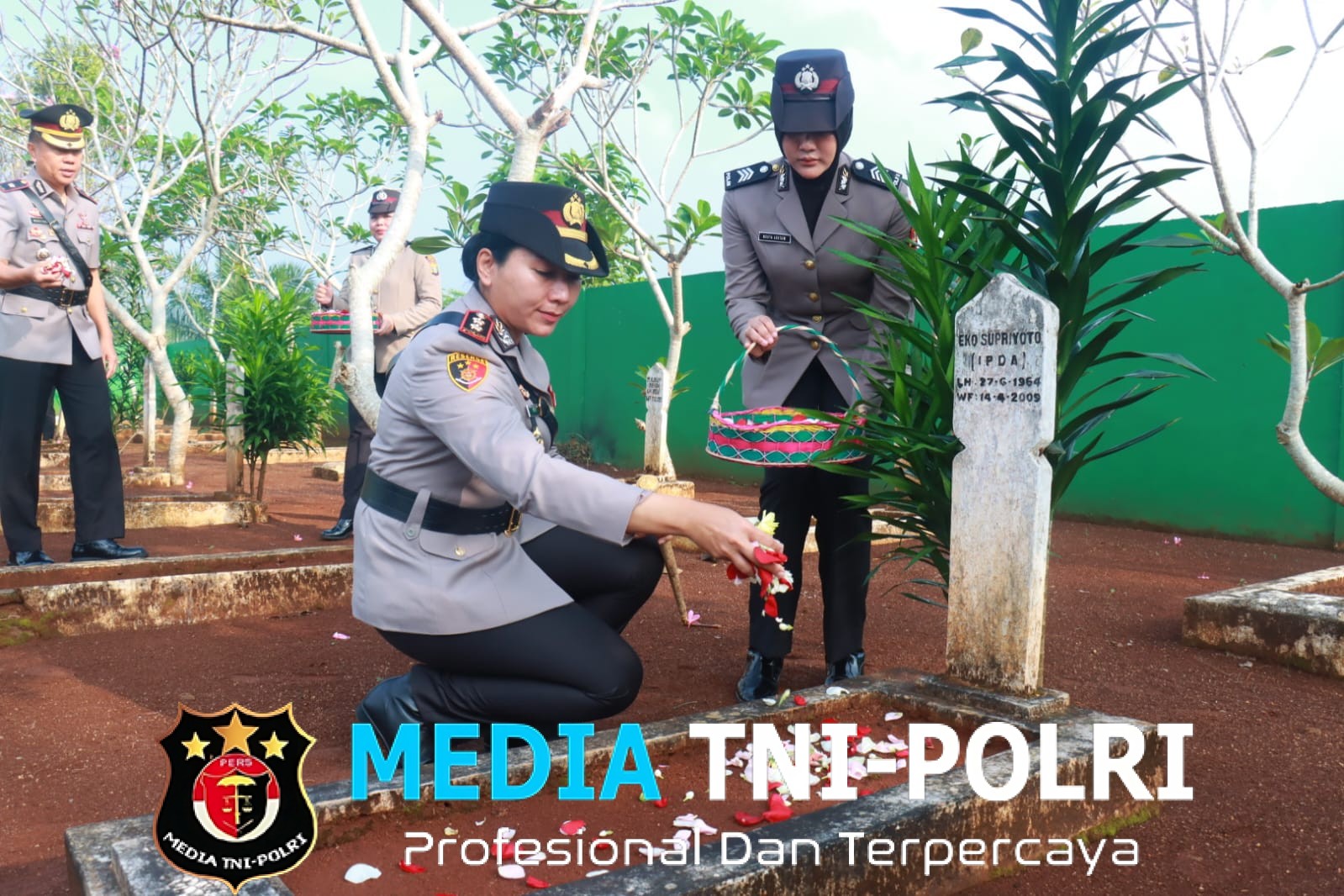 Polres Lampung Timur Gelar Upacara Ziarah Dalam Rangka Hari Bhayangkara Ke-80