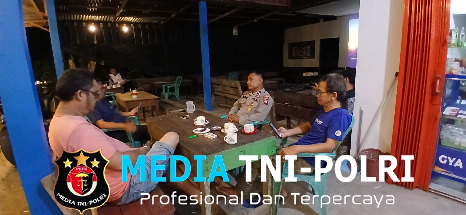Secangkir Kopi dan Inspirasi Keamanan Patroli Dialogis Polsek Mandor Rangkul Warga di Tengah Malam