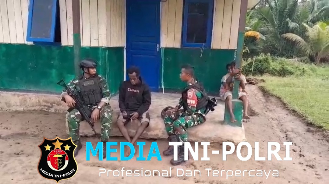 Satgas Yonif 123/Rajawali Perkuat Kemanunggalan TNI-Rakyat, Anjangsana ke Rumah Tokoh Masyarakat Kampung Wonggi