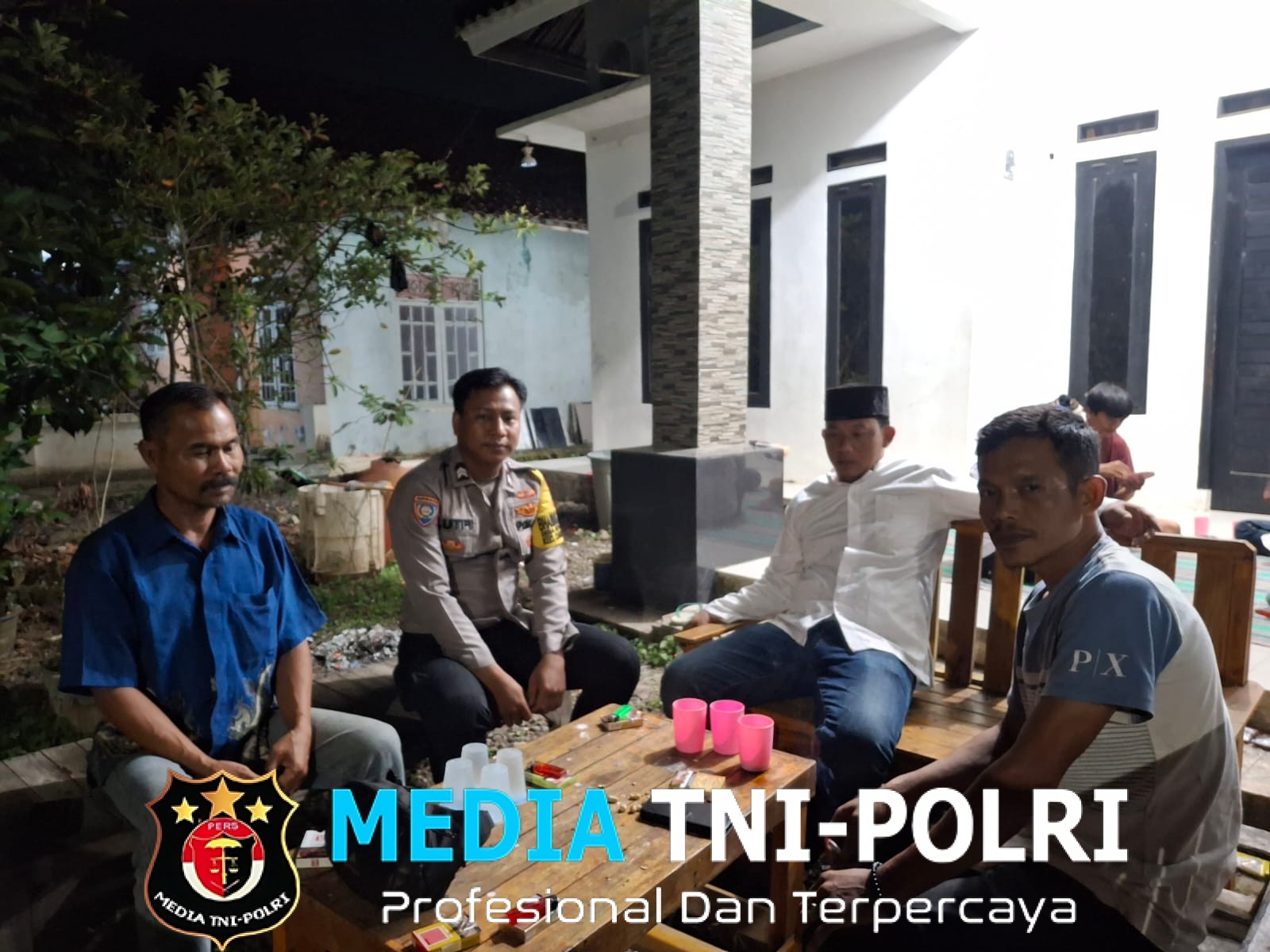 Malam di Setialaksana, Bhabinkamtibmas Cabangbungin Ajak Warga Rawat Kerukunan Jelang Pilkades