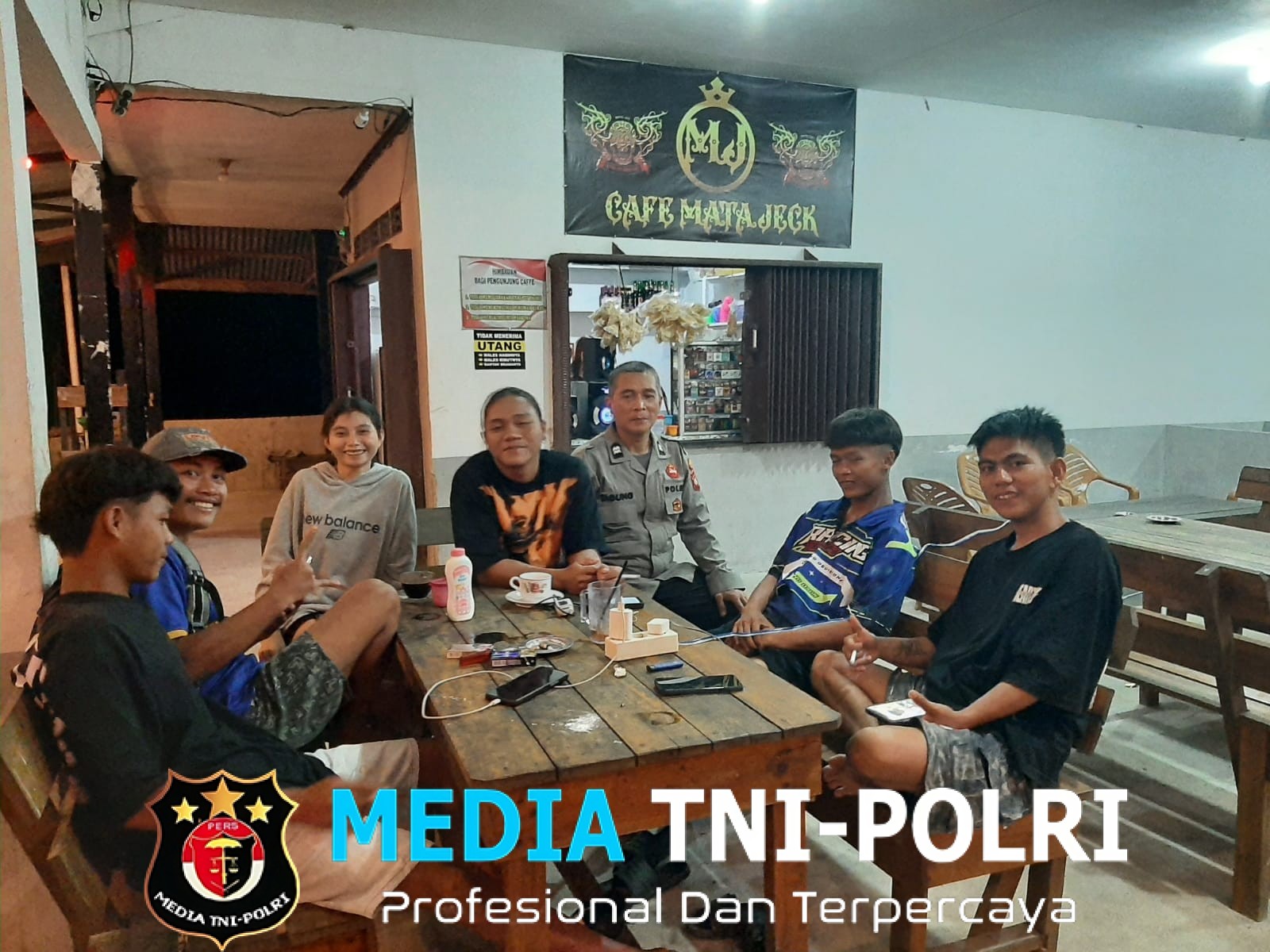 Lagi Asyik Nongkrong Malam-malam, Warga Mandor Kaget Didekati Polisi Patroli, Ternyata Ini Tujuannya!