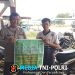 Unik! Saat Warga Perbaiki Motor, Polisi Justru Bentangkan Banner Ajak Sukseskan Pangan Lokal