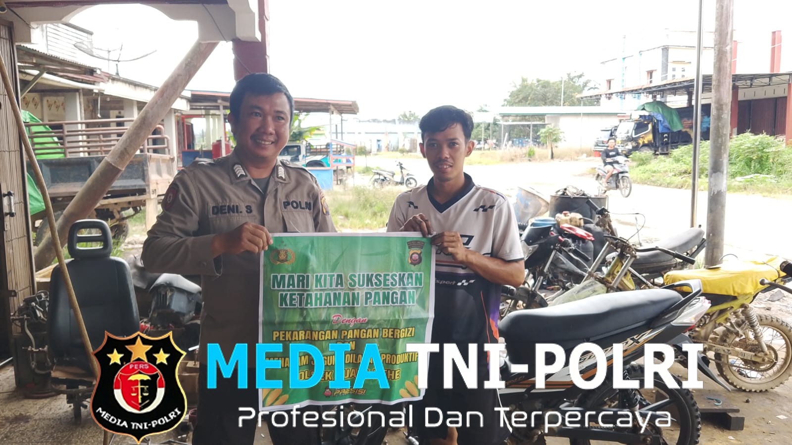 Unik! Saat Warga Perbaiki Motor, Polisi Justru Bentangkan Banner Ajak Sukseskan Pangan Lokal